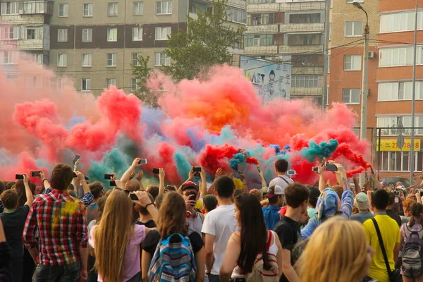 Şehir sakinleri Holi Boya Festivali 'nde aileleriyle rahatlarken eğleniyor. Bulanık odak