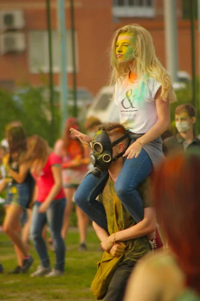 Moradores Cidade Divertem Relaxando Com Suas Famílias Holi Paint Festival — Fotografia de Stock