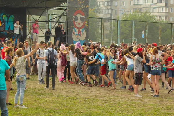 Şehir Sakinleri Holi Boya Festivali Nde Aileleriyle Rahatlarken Eğleniyor Bulanık — Stok fotoğraf