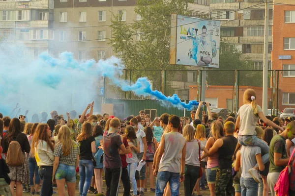 Şehir Sakinleri Holi Boya Festivali Nde Aileleriyle Rahatlarken Eğleniyor Bulanık — Stok fotoğraf