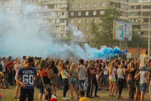 Şehir Sakinleri Holi Boya Festivali Nde Aileleriyle Rahatlarken Eğleniyor Bulanık — Stok fotoğraf