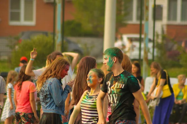 Moradores Cidade Divertem Relaxando Com Suas Famílias Holi Paint Festival — Fotografia de Stock