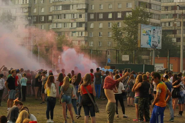 Moradores Cidade Divertem Relaxando Com Suas Famílias Holi Paint Festival — Fotografia de Stock