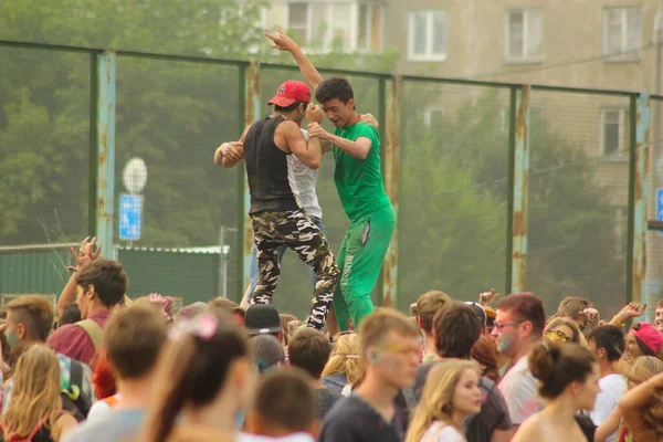 Les Résidents Ville Amusent Détendre Avec Leurs Familles Holi Paint — Photo