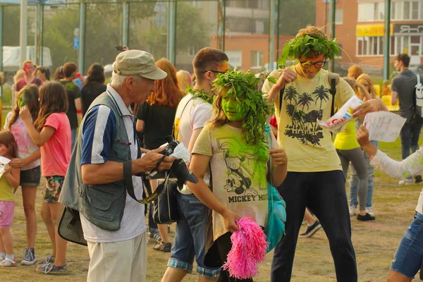 Mieszkańcy Miasta Świetnie Się Bawią Relaksując Się Rodzinami Holi Paint — Zdjęcie stockowe