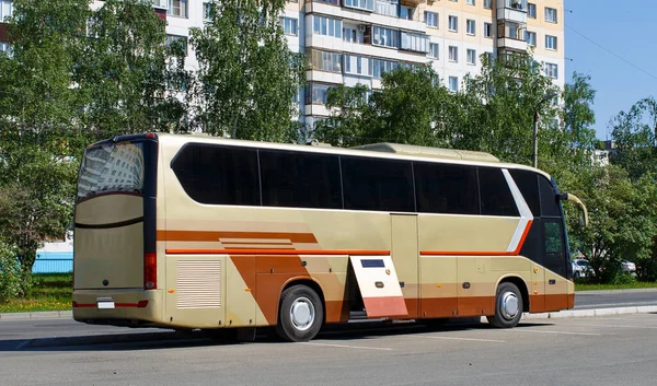 Autobús Turístico Oro Cerca Día Verano Encuentra Estacionamiento Esperando Los — Foto de Stock