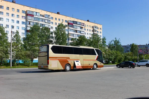 Autobús Turístico Oro Cerca Día Verano Encuentra Estacionamiento Esperando Los — Foto de Stock