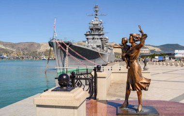 Güneşli bir günde, kahraman şehir Novorossiysk 'in unutulmaz tarihi yerlerini gezmek.