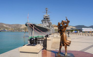 Güneşli bir günde, kahraman şehir Novorossiysk 'in unutulmaz tarihi yerlerini gezmek.