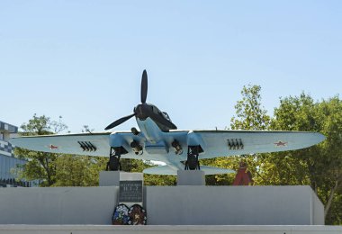 Güneşli bir günde, kahraman şehir Novorossiysk 'in unutulmaz tarihi yerlerini gezmek.