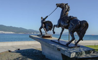 Güneşli bir günde, kahraman şehir Novorossiysk 'in unutulmaz tarihi yerlerini gezmek.