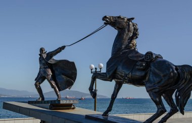 Güneşli bir günde, kahraman şehir Novorossiysk 'in unutulmaz tarihi yerlerini gezmek.