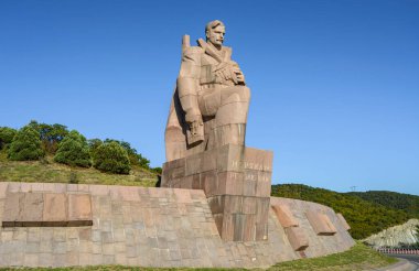 Güneşli bir günde, kahraman şehir Novorossiysk 'in unutulmaz tarihi yerlerini gezmek.