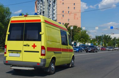 Yoğun bakım ambulansı karantina sırasında şehir caddesi boyunca bir araba sürüp bir hastaya karantina sırasında Coronavirus salgını için ulaşır. Bulanık odak