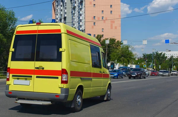 Інтенсивна Терапія Швидкої Допомоги Переміщується Потік Автомобілів Вздовж Міської Вулиці — стокове фото