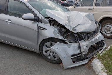 Şehrin otoparkında meydana gelen büyük bir kazadan sonra terk edilmiş bir yolcu aracının yakın çekimi. Bulanık odak