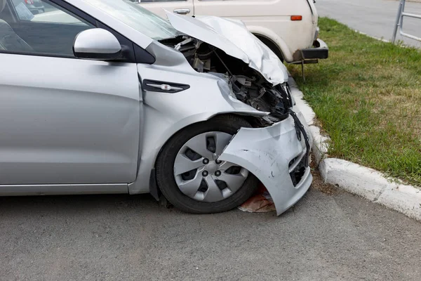 Зблизька Зник Пасажирський Автомобіль Після Великої Аварії Міському Парковці Розмитий — стокове фото