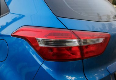 Yakın planda bir yolcu vagonunun aydınlatma cihazları. Bulanık odak