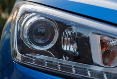 Yakın planda bir yolcu vagonunun aydınlatma cihazları. Bulanık odak