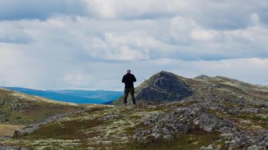 Uçsuz bucaksız bir göle ve engebeli dağlık araziye tepeden bakan, nefes kesici bir gezgin Vist 'i gözler önüne seren destansı Drone.