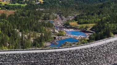 Derin Orman Vadisi 'ndeki Büyük Kaya Doldurma Tepesi, Baraj Yolu ve Nehir Havuzu Yüksek Açı Hava Görüntüsü