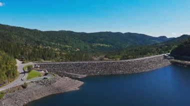 Sinema İnsansız Hava Aracı Yüksel ve Eğil Bir Kaya Barajı, Derin Mavi Rezerv ve Orman Dağ Vadisi 'nin Geniş Ölçeklerini Açığa Çıkartıyor