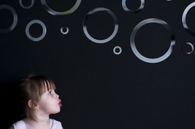 küçük kız daireler üzerinde üfleme