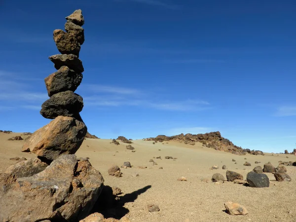 Pedras de equilíbrio em um solo de areia — Fotografia de Stock
