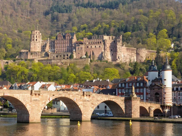 Heidelberský zámek a starý most — Stock fotografie