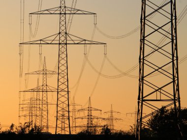 Gün batımı sırasında güç Kulesi