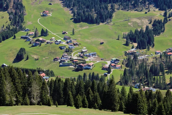 Idílico pueblo en los Alpes —  Fotos de Stock