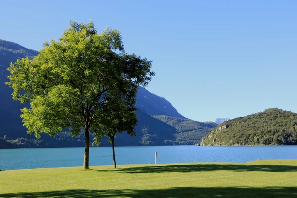 Molveno lake - vacker morgon — Stockfoto