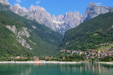 Molveno city, göl - güzel sabah