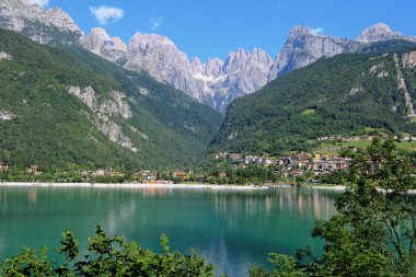 Molveno city, göl - güzel sabah