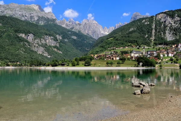 Molveno city, lake - vacker morgon — Stockfoto