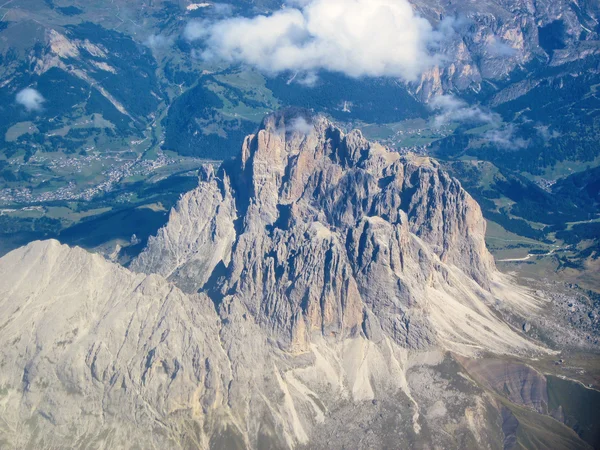 Dolomieten Sassolungo - uitzicht vanuit de lucht — Stockfoto