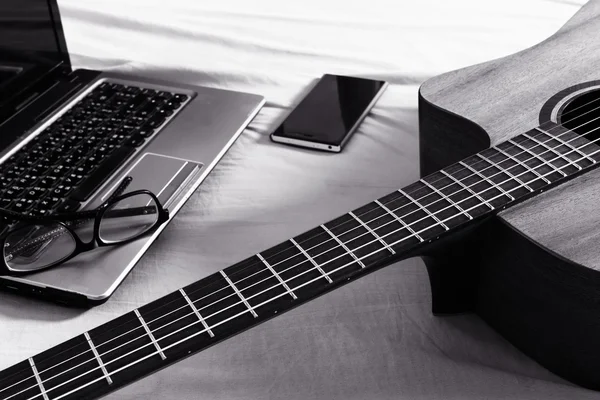 Klassische Gitarre mit Laptop — Stockfoto