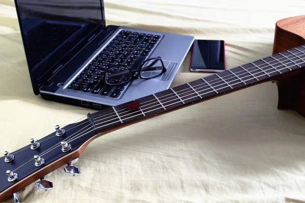 Klassische Gitarre mit Laptop — Stockfoto