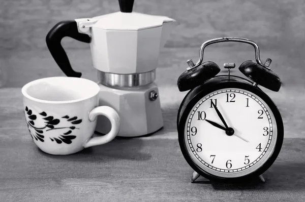 Reloj despertador con cafetera — Foto de Stock