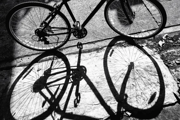 Fahrrad gegen Schatten lizenzfreie Stockbilder