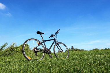 Bisiklet mavi gökyüzü ile çayırda