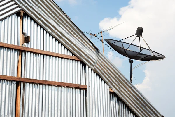 Parabolantenn mot blå himmel — Stockfoto