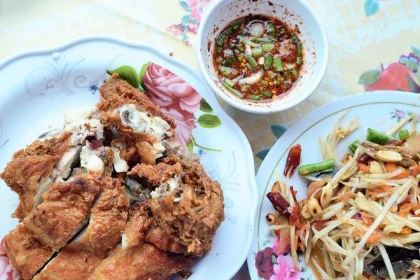 Papaya salad with grilled chicken — Stock Photo, Image