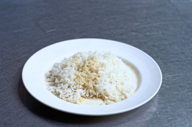 Bir tabak içinde pişmiş pirinç