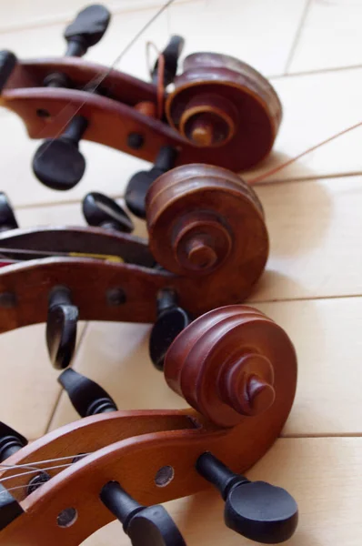 Tres Cabezas Violín Marrón Instrumento Música Cerca Sobre Fondo Marrón —  Fotos de Stock