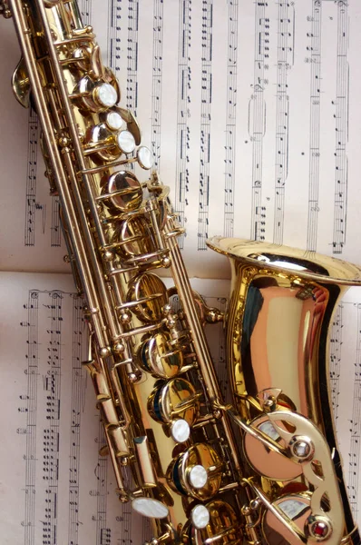 Gros Plan Saxophone Doré Sur Partition — Photo