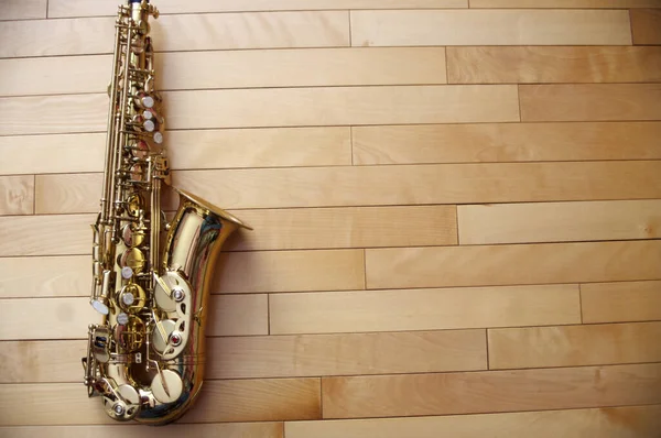 Detailní Záběr Zlatý Saxofon Dřevěném Pozadí Kopírovat Prostor — Stock fotografie