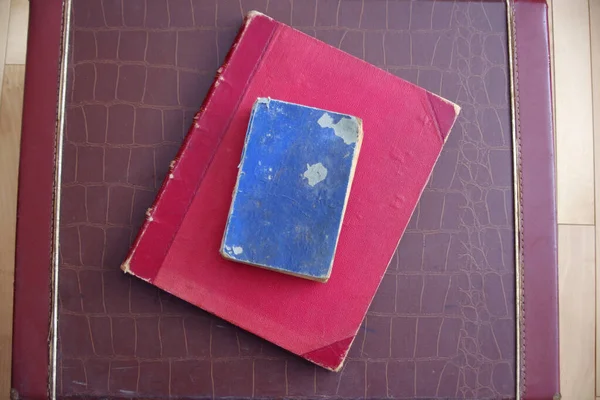 Libri Antichi Rossi Blu Valigia Vintage Pelle Marrone Con Spazio — Foto Stock