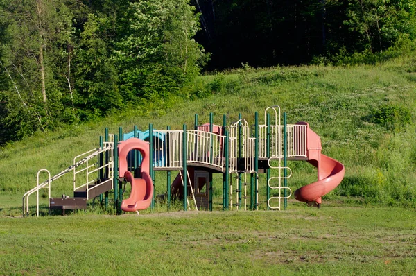 Gran Parque Infantil Verano Con Colina Cubierta Hierba —  Fotos de Stock