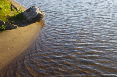 Kopya alanı olan kumlu sahilde dalgalar